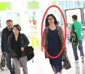 金星素颜现身机场,男人味十足
