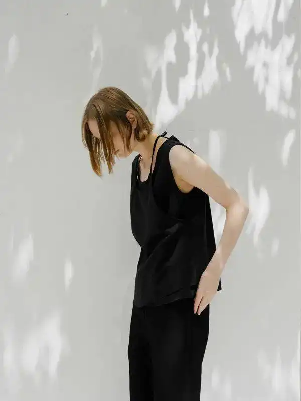 夏日清凉极简风搭配,这样穿就对了
