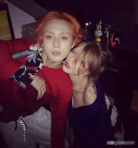 金泫雅与男友高调现身,看到之前照片,如今为何成了吸血鬼
