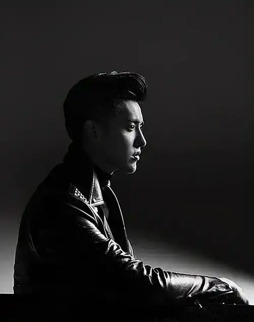 男明星被同一位摄影师拍摄的黑白大片,硬照表现力都很强
