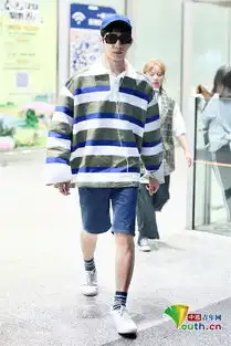 井柏然穿条纹衫演绎休闲男友风架黑超冷酷帅气