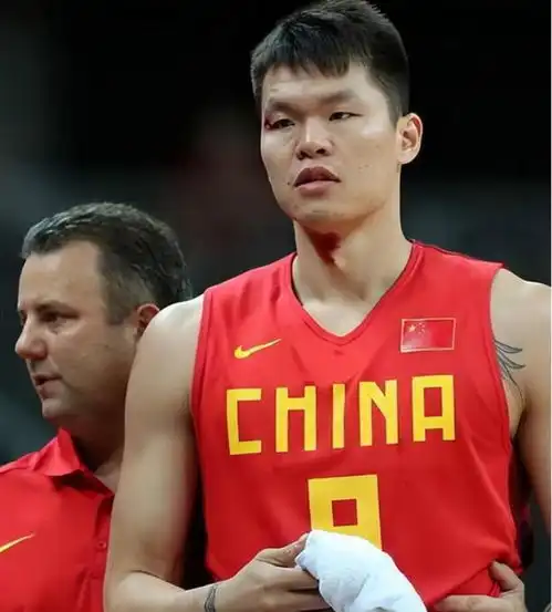 篮球名将朱芳雨cba八冠王,场上血性真男儿,两段爱情轰轰烈烈

