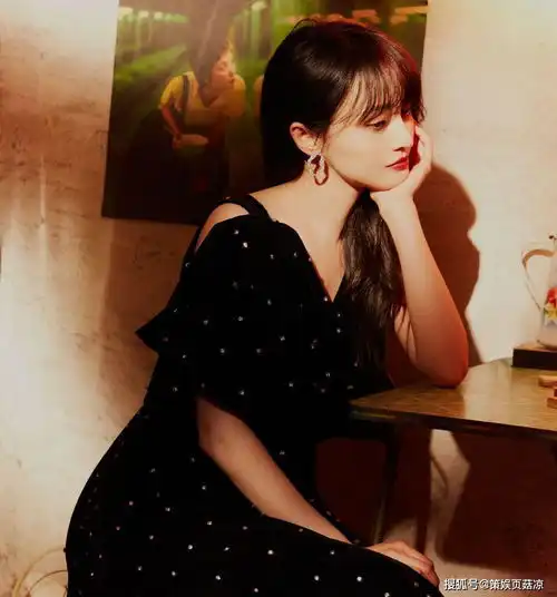 郑爽全新写真曝光,复古港式风格极致美艳,感情之路还是扑朔迷离
