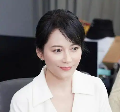 至今未婚未育,身边却有男人陪了近20年,54岁的她才是真人间清醒
