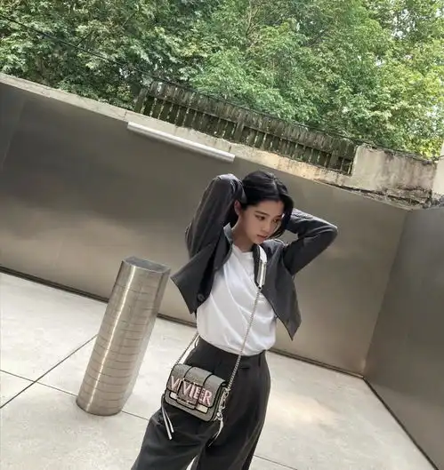 欧阳娜娜代言写真,白色中筒袜配棕色皮鞋,颇有学院风般减龄十足
