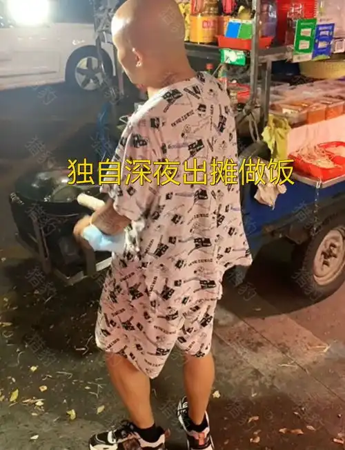 广东男子深夜独自带儿子摆摊,知情人老婆嫌他穷,丢下孩子走了

