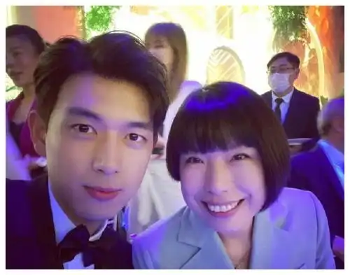 男神李现不抽烟不喝酒,每天都会健身,网友难怪会有8块腹肌
