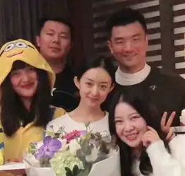赵丽颖素颜为经纪人庆生,颜值被撞脸梅婷的员工比下去了
