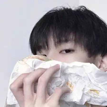 手机控潮流时尚男生头像,同时也是爱宠物的男生