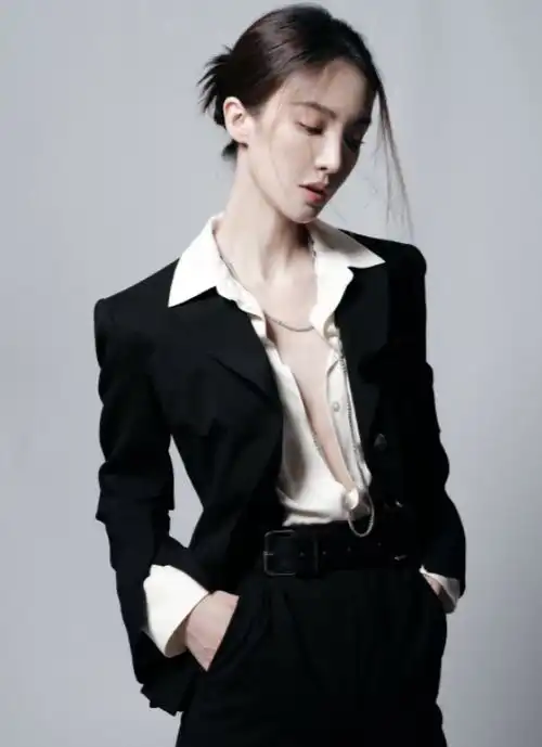众女星真空西装造型太飒,金晨穿着大胆,杨幂张小斐被指穿着保守
