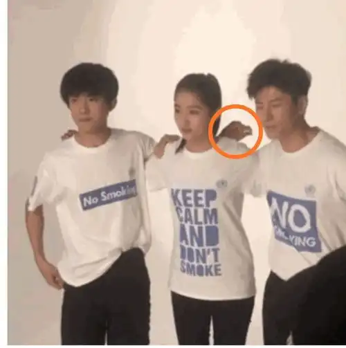 男明星人品如何看他们手放哪,张杰绅士,千玺不知所措令人同情
