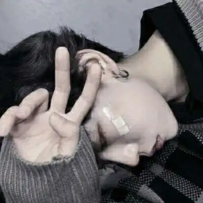 男生头像可爱呆萌真人碎了一地的爱情专一
