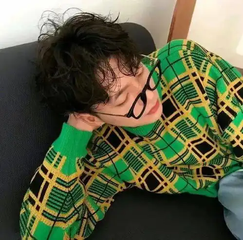 今日头像丨我沿着星河捡着你遗落在月亮旁的浪漫
