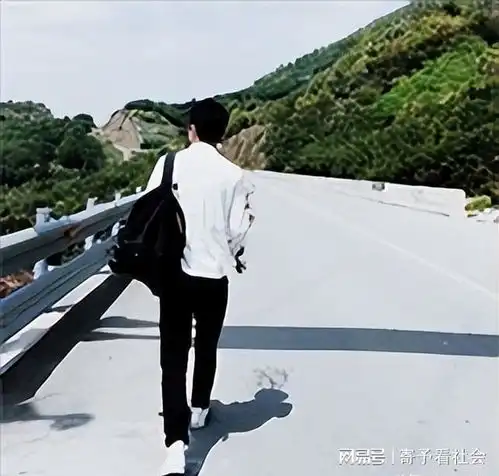 成都26岁小伙娶了43岁养母,相差17岁的婚姻,背后故事感人至深
