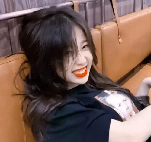 虞书欣壁纸头像明明早已百无禁忌偏偏你是第一百零一
