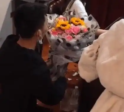 高傲与卑微四川漂亮妹子正搓麻将,男子手捧鲜花冲进来跪地求婚
