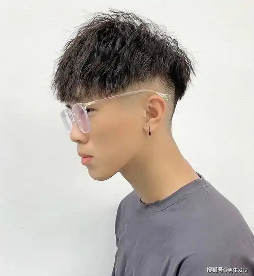 男生理发不要只会稍微剪短,这12款发型阳光帅气,潮流有范
