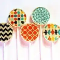 心形棒棒糖头像吃棒棒糖的女生头像
