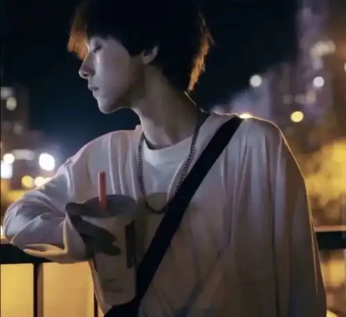 暗色系男生头像
