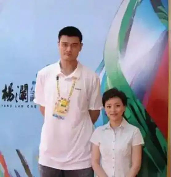 姚明与十三个明星合影照片,总有一张你想笑

