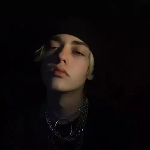 男生头像孤独不是没人爱你,而是你谁也不爱
