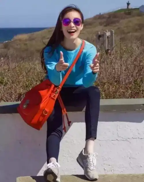 起飞倒立剪刀手,女神们教你怎样拍照不落俗套
