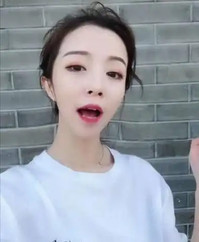 网红莉哥的秘密曝光,背后有神秘男为她洗白,网友要不早封了
