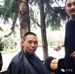 濮阳小伙郑州街头给流浪汉理发
