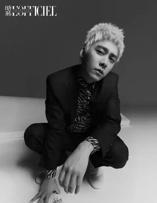 200520李易峰时装男士6月封面公开以全新姿态展现时尚魅力
