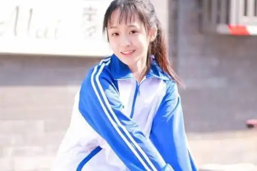 初中女生上体育课,自认为很丑的行为,男生见了内心小鹿乱撞
