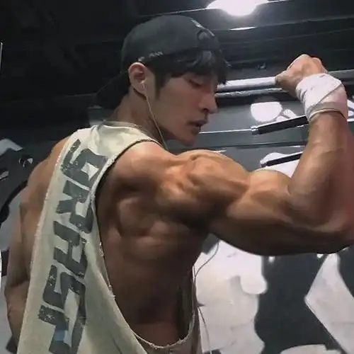 韩国男生一年健身350天,身材壮硕,肌肉发达不输健美选手
