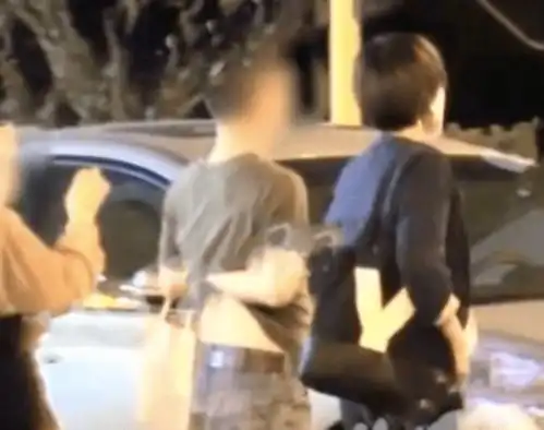 马伊琍被发现室内抽烟,动作熟练似老烟枪,饭后获神秘男贴心护送
