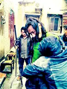 图文民警发微信识破长发嫌疑人
