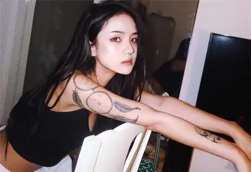 6200万粉丝的他,在粉丝里选妃,专挑未成年和已婚妈妈

