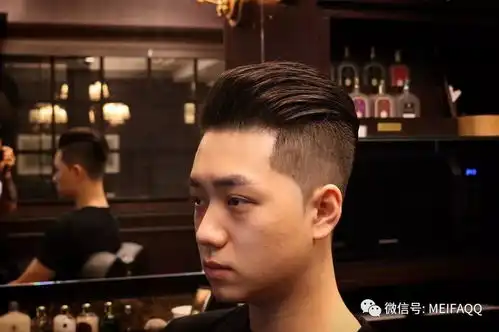 男生把发型理精致了,帅气逼人
