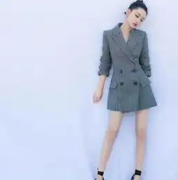 李沁最新马尾编发很帅气,穿格纹西装裙秀美腿,美出新高度
