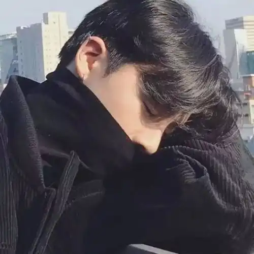 真人男生头像提及年少一词,当与平庸相斥
