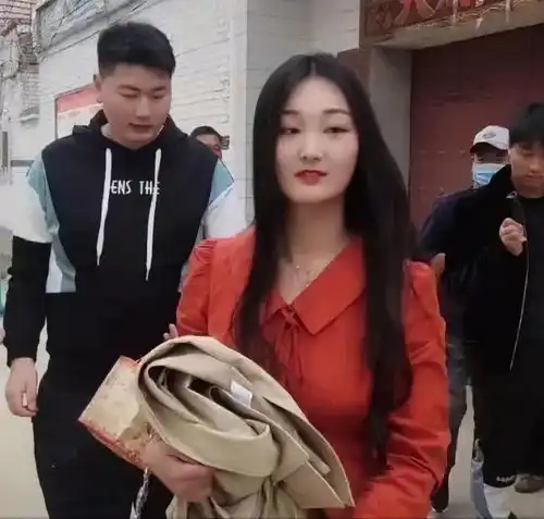 大衣哥朴实,儿媳逛商场穿衣却奢侈,包包18000,腰带也上万
