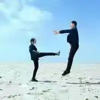 求两人一张的逗比情侣头像不用一对,一张也可以,两个人在一块的,逗比一点最好是全身照
