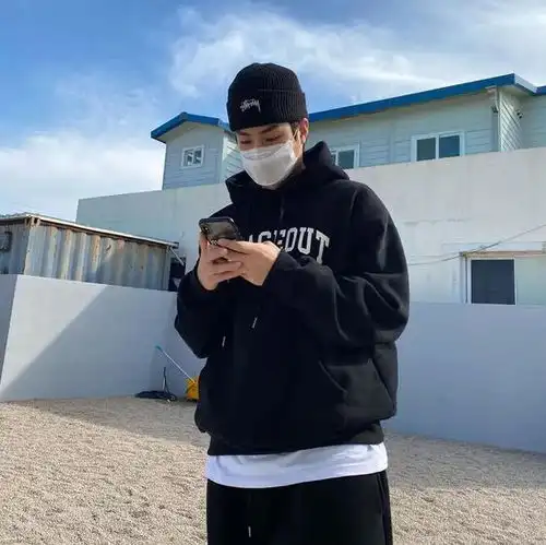 选对卫衣帅到离谱谁说男生冬天只有一身黑
