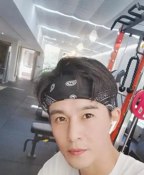 天涯二美乔振宇和严屹宽,放到现在来看,还能c位出道吗
