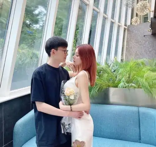 范志毅英国籍女儿貌美肤白与大7岁土豪男友互删合影,感情危机
