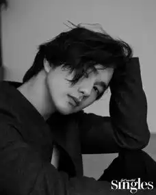 俞承豪拍黑白写真登杂志
