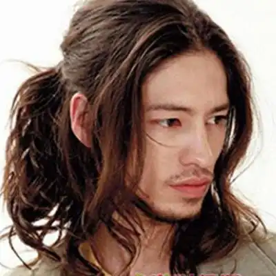 请问男生后脑勺扎个辫子的发型叫什么名字
