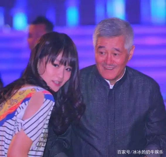 赵本山这个女儿脾气太大,为小男友怒怼网友不愿看滚
