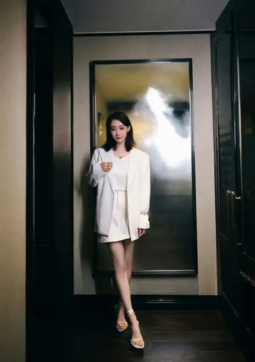 30的张小斐,怎么这么会穿西装
