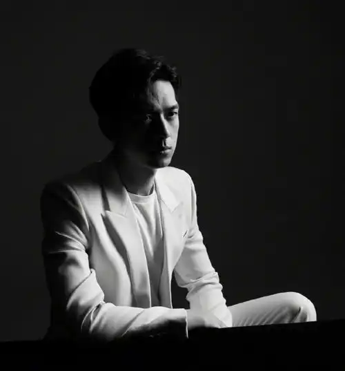 李现一组黑白质感大片曝光啦,一身纯白西装,简洁优雅大气
