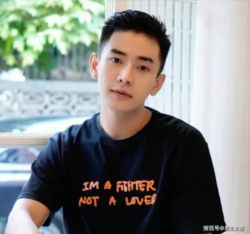 这才是25岁男生该剪的发型,造型清爽帅气,尽显轻熟气质
