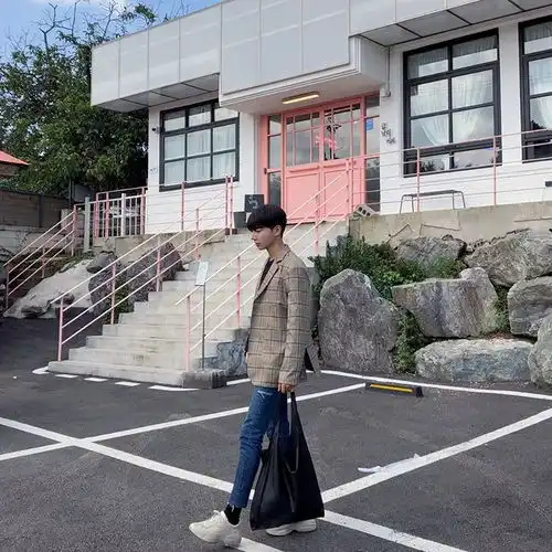 牛仔裤西装,连背影都帅
