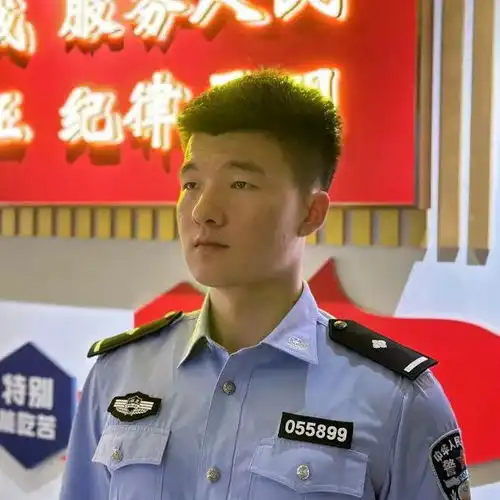 半生军绿半生蓝致敬警营八一方阵
